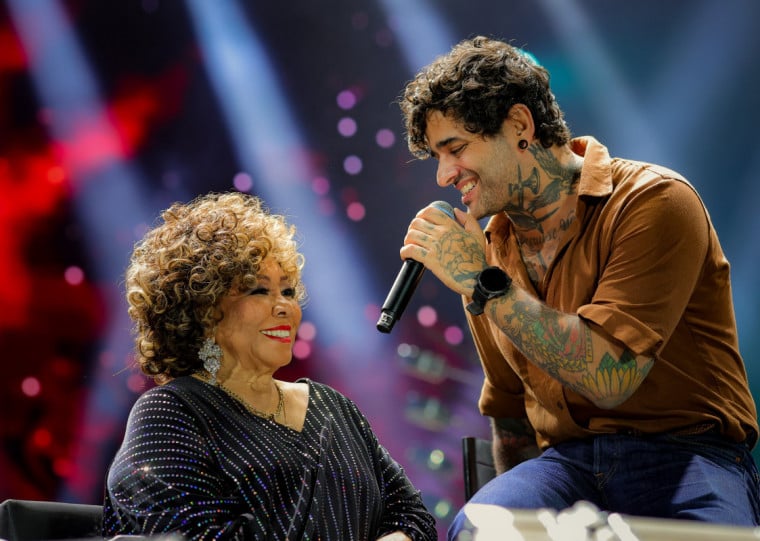 Alcione chamou Lucas Silveira, vocalista da Fresno, ao palco para dividir os vocais de um cover da música Evidências, de Chitãozinho e Xororó | Rolling With Johnny/Digulgação/JC