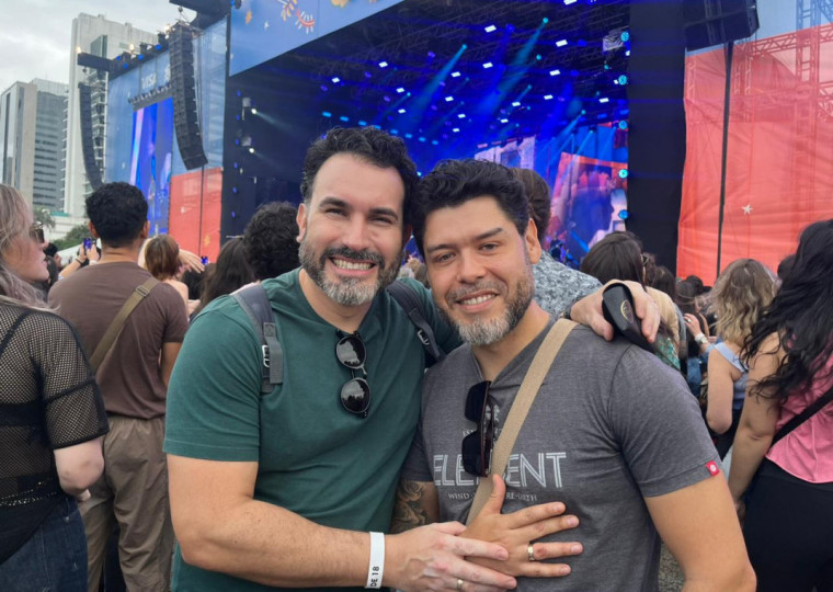 Durante o show de Nando Reis, o enfermeiro Anderson de Carvalho pediu seu namorado, o contador Luciano Almeida, em casamento | Ana Stobbe/ESPECIAL/JC