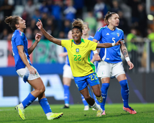 Seleção feminina desencanta com entrada de titulares e amplia freguesia com 1 a 0 sobre Itália