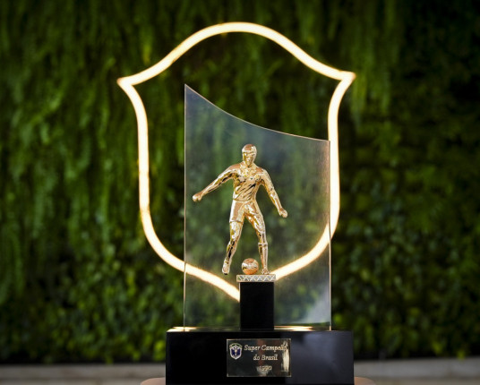 Grêmio recebe troféu da Supercopa do Brasil, 35 anos após a conquista