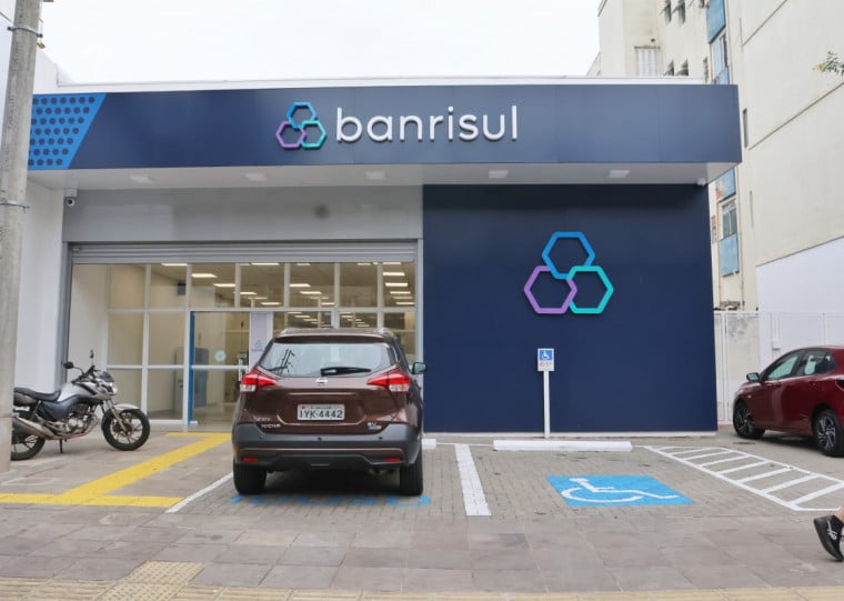 Os bens à venda são ofertados por meio de editais de licitação, leilões ou venda direta