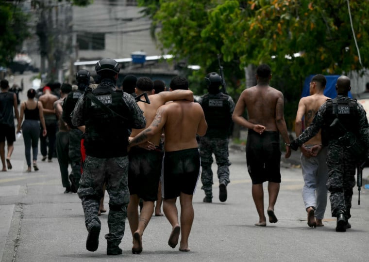 Corpos foram cercados por moradores que tentam identificar familiares e amigos