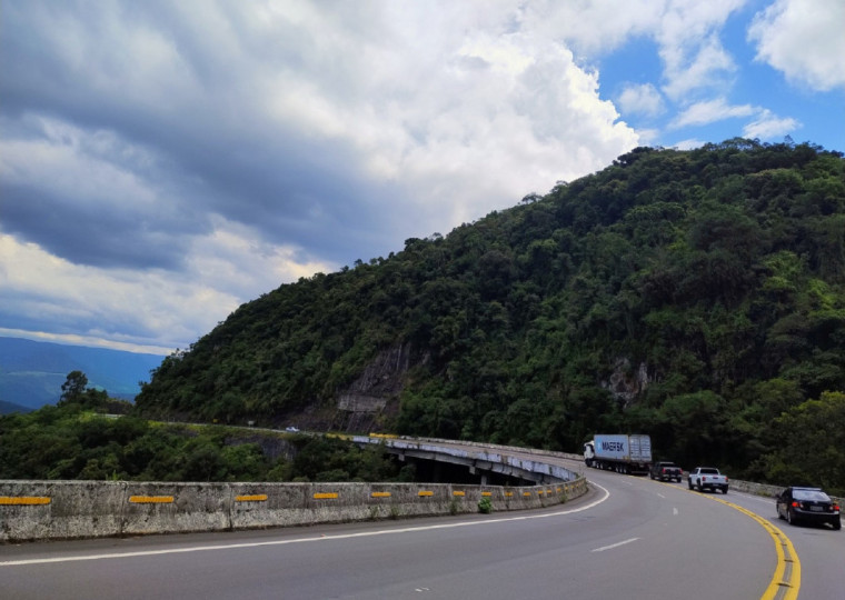 Rodovia tem problemas ainda não resolvidos das enchentes; motoristas reclamam, também, da qualidade da pavimentação