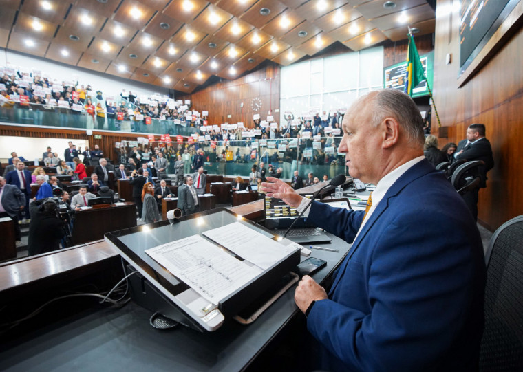 Propostas foram votadas na sessão da tarde de ontem, com a presença de servidores públicos nas galerias