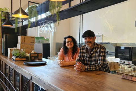 Carolina Kader e Edu Tattoo estão à frente do Buenas, novo ponto gastronômico do Mercado Público