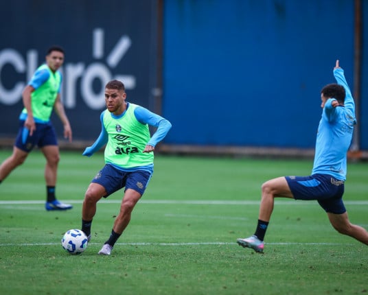 Sem repetir escalação há dois meses, Grêmio tem susto no treino