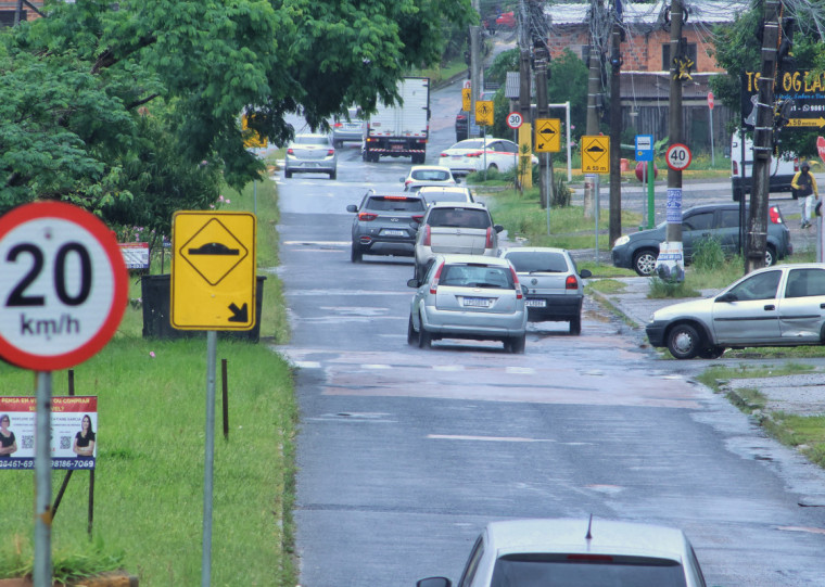 Avenida Capitão Garibaldi Pinto dos Santos, no Jardim do Bosque, conta com diversos