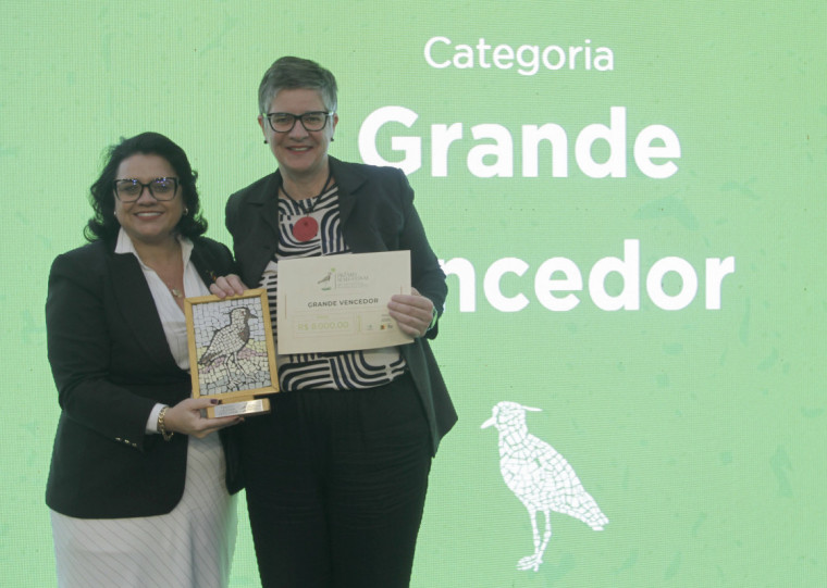 Ana Esteves (d) recebeu a distinção da secretária Marjorie Kauffmann 