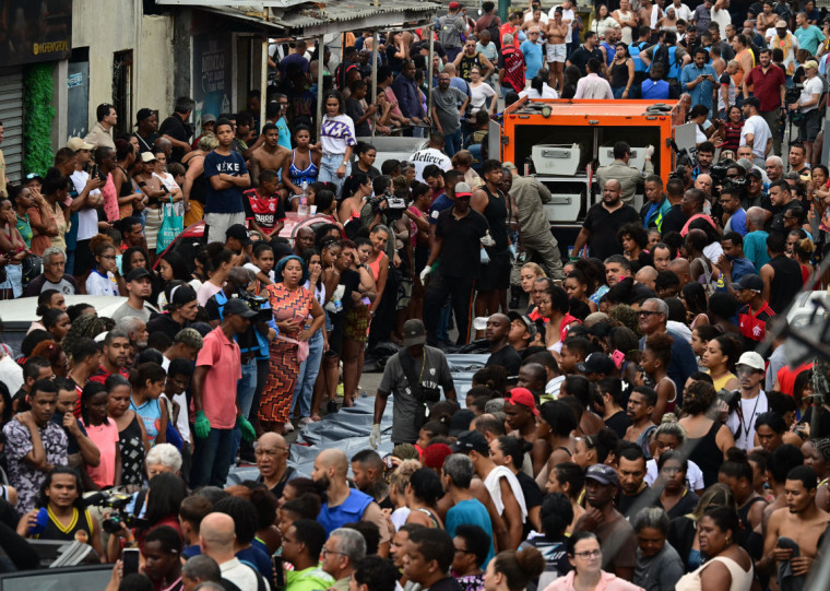 Segundo a contagem oficial, foram 132 mortes, sendo quatro policiais
