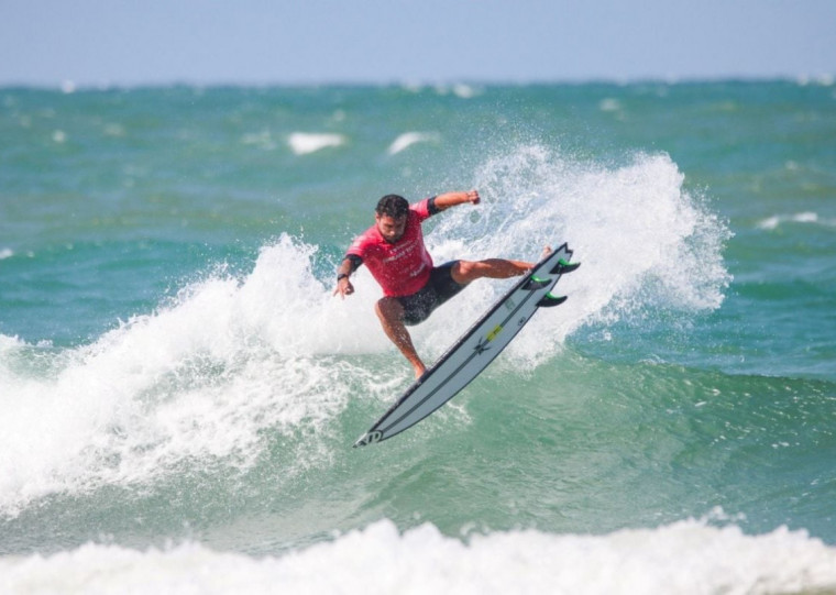 Krystian Kymerson, surfista capixaba, é um dos nomes na competição
