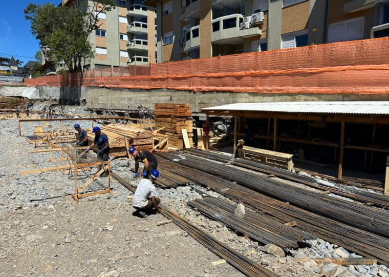 O empreendimento está localizado na Avenida Osvaldo Aranha, esquina com as ruas Getúlio Vargas e Tenente Manoel Corrêa