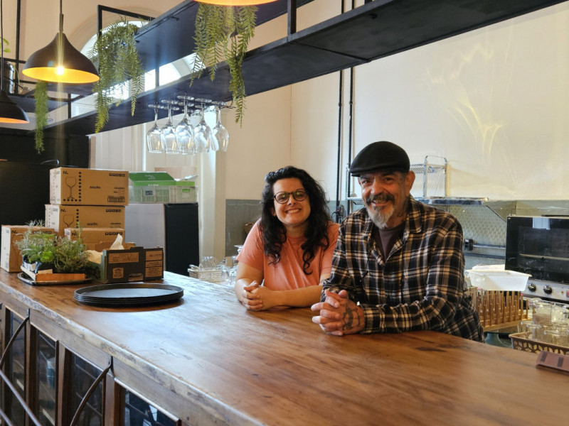Carolina Kader e Edu Tattoo estão à frente do Buenas, novo ponto gastronômico do Mercado Público<br />Foto: Isadora Jacoby/Especial/JC