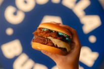 Os sanduíches do A Costela são feitos com maionese azul