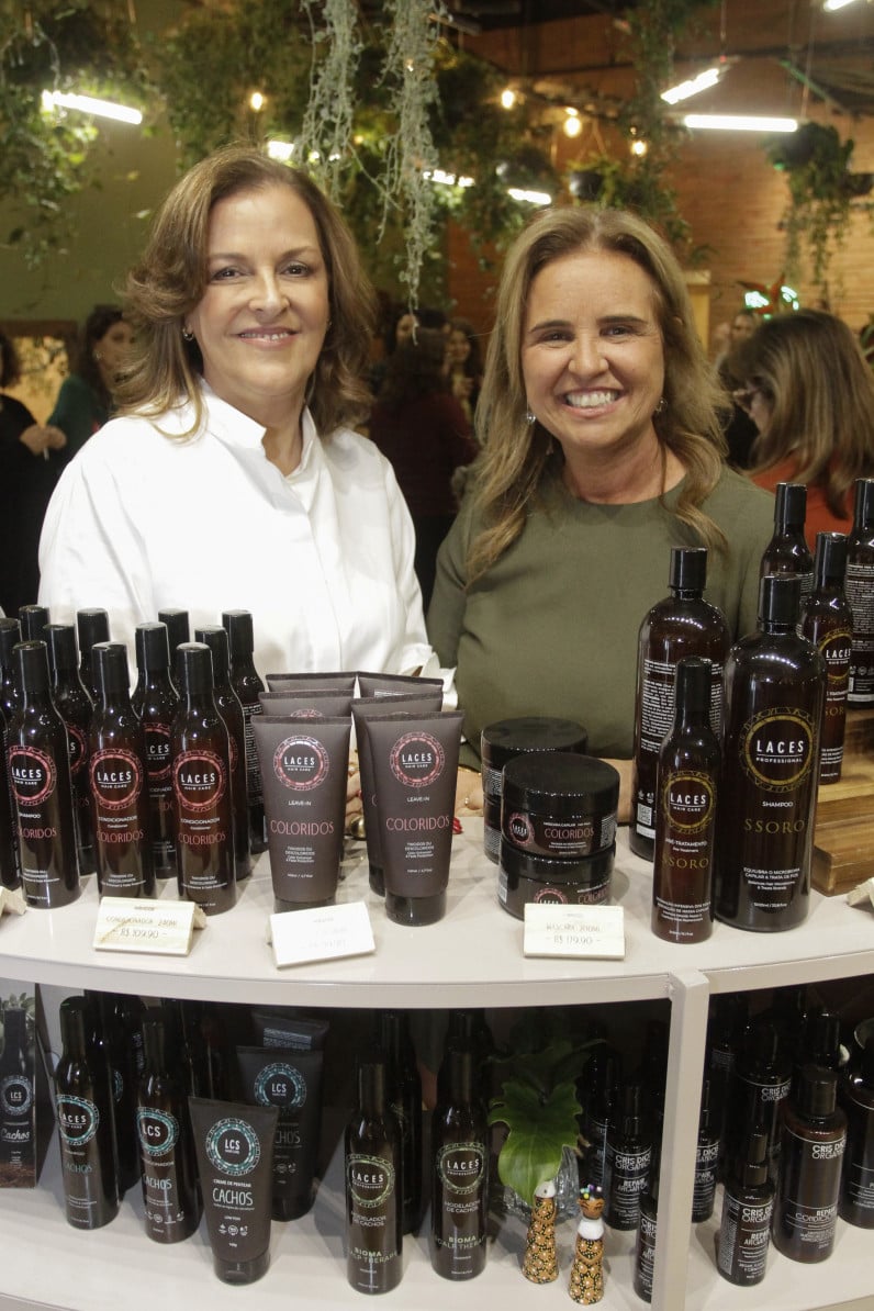 A empresária Silvia Perrone ao lado de Mariana Cirne Lima Oliveira, receberam convidados para a inauguração da estética e spa Bioma Brisa & Laces, no Bourbon Carlos Gomes, na quinta-feira passada.       | EVANDRO OLIVEIRA/JC