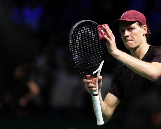 Sinner continua soberano no Masters 1000 de Paris e fica a três triunfos do topo do ranking