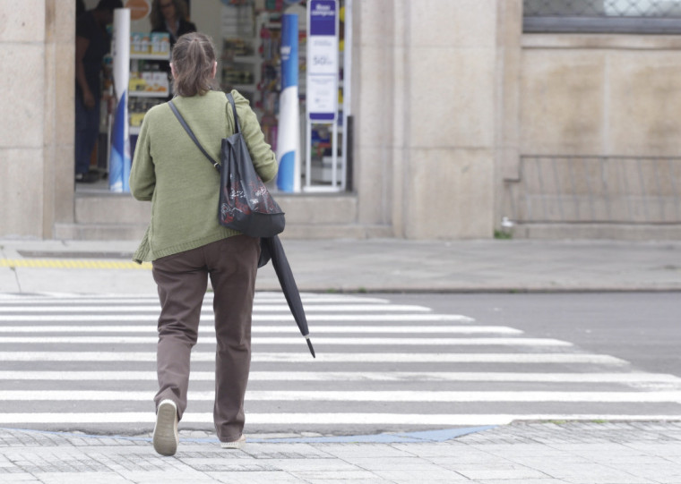  Durante a tarde de domingo, o tempo deve ficar instável, com céu nublado e pancadas de chuva.