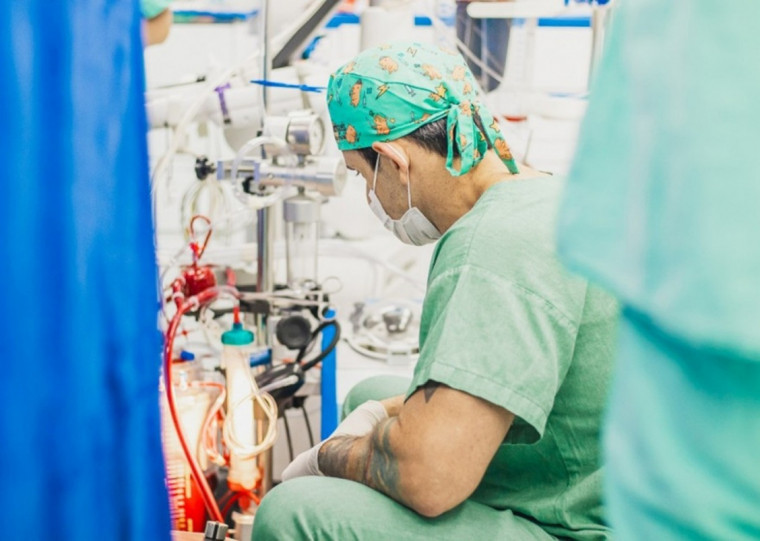 Procedimento inclui a colocação de ponte de safena em um paciente de 74 anos