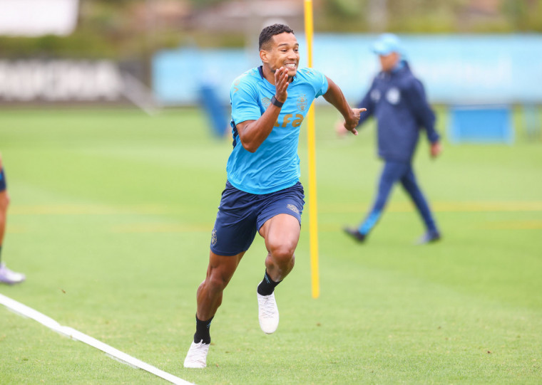 Sem Marcos Rocha, João Lucas deve seguir na lateral-direita