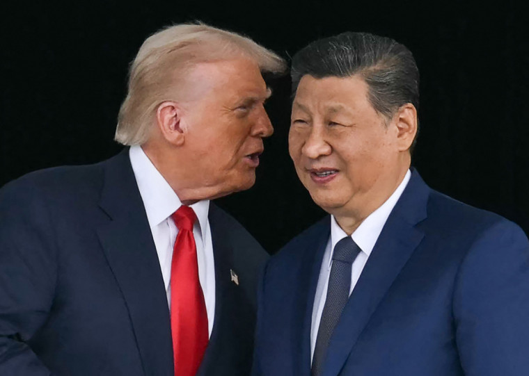 Aguardado encontro de Donald Trump e Xi Jinping ocorreu na Base Aérea de Gimhae, em Busan, na Coreia do Sul