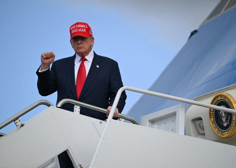 Trump estava na Coreia do Sul onde participou da cúpula da Apec e se encontrou com o líder chinês, Xi Jinping