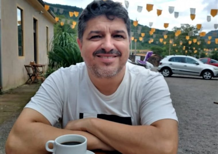 Sessão de autógrafos acontece às 15h na Praça da Alfândega