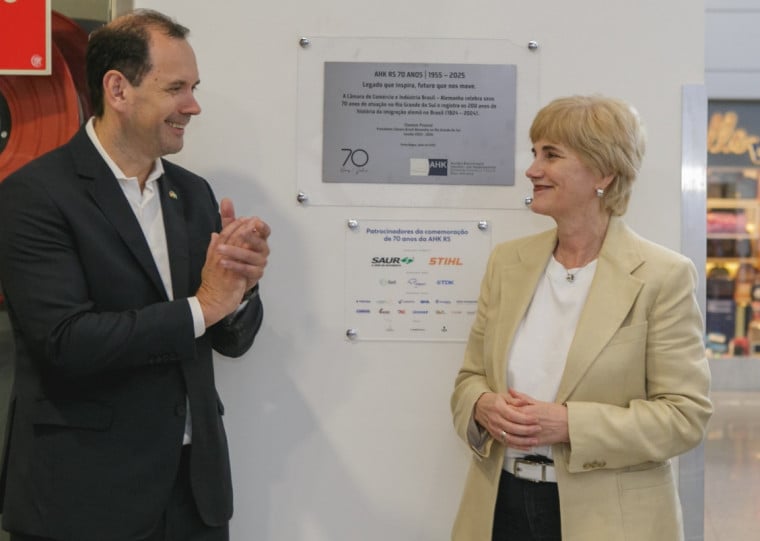 Presidente da Câmara Brasil-Alemanha no RS, Cleomar Prunzel, e a CEO da Fraport Brasil, Andreea Pal, descerraram a placa