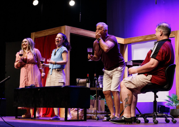 Teatro da Fiergs recebe a comédia ‘Troca-Troca’ neste sábado
 
Com texto de Ingrid Zavarezzi e direção de Rogério Fabiano, a peça traz no elenco Oscar Magrini, Carla Pagani, Paula Zaneti e Rick Conte
