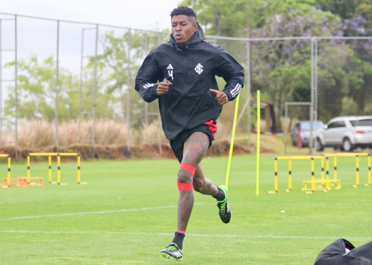 Zagueiro Vitão é dúvida para confronto no Beira-Rio