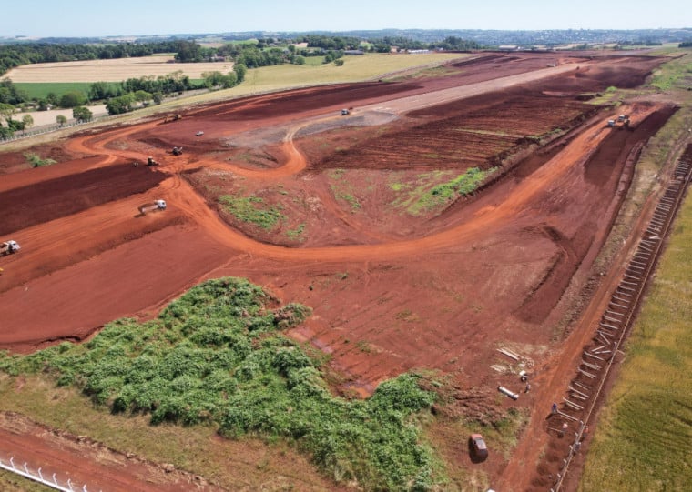 Obra da nova pista do aeroporto de Santa Rosa já começou; expectativa é que operação comece até o fim de 2026 e abra espaço a voos diretos para Porto Alegre e São Paulo