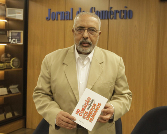 Senador Paulo Paim lança 15º livro na Feira do Livro