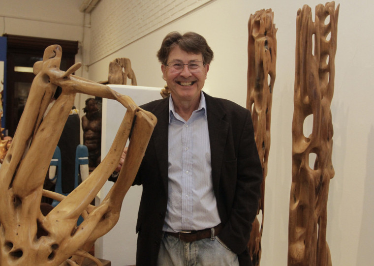 O escultor Itelvino Jahn na exposição Permanências, na Galeria Tina Zappoli