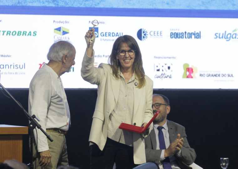 "Quem lê pensa, quem pensa transforma", afirma Martha Medeiros, Patrona da 71ª Feira do Livro 

Solenidade de abertura do evento ocorreu na tarde de sexta-feira (31), com a presença de diversas autoridades da sociedade
