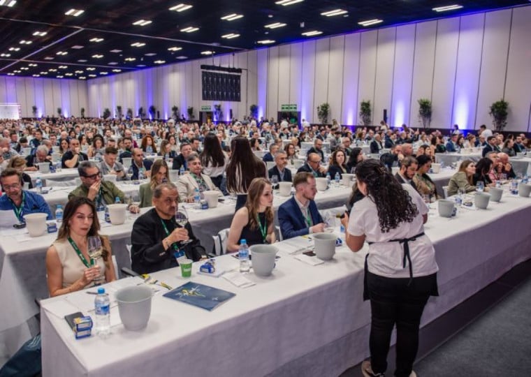 Foram servidos 960 litros, volume equivalente a 1.260 garrafas, em um serviço com mais de 100 participantes na Serra
