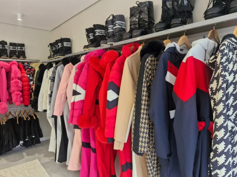 A linha premium, intitulada Black Slope, inclui as marcas mais exclusivas, com macacões que podem custar entre R$ 15 mil e R$ 20 mil <br />Foto: JÚLIA FERNANDES/ESPECIAL/JC