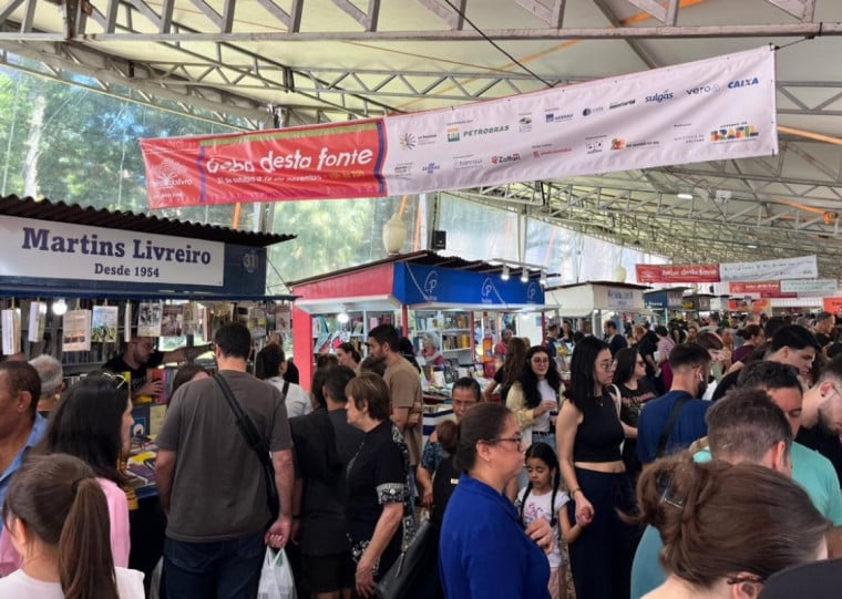 As bancas montadas na Praça da Alfândega ficaram lotadas 