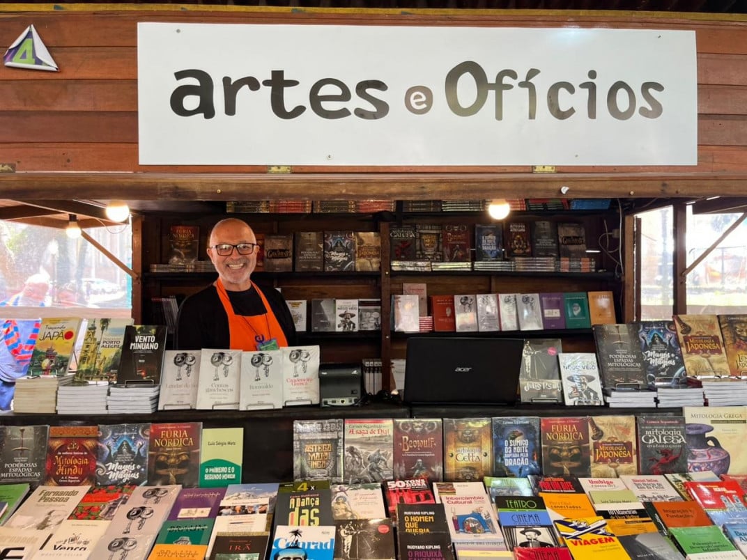 Araújo participa da Feira do Livro há 34 anos e diz que sempre vale a pena | Giovanna Sommariva/Especial/JC