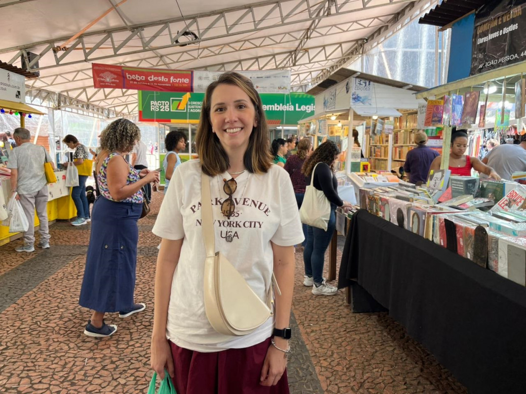 Maria Eduarda visitou a Feira do Livro pela primeira vez e adorou o evento | Giovanna Sommariva/Especial/JC