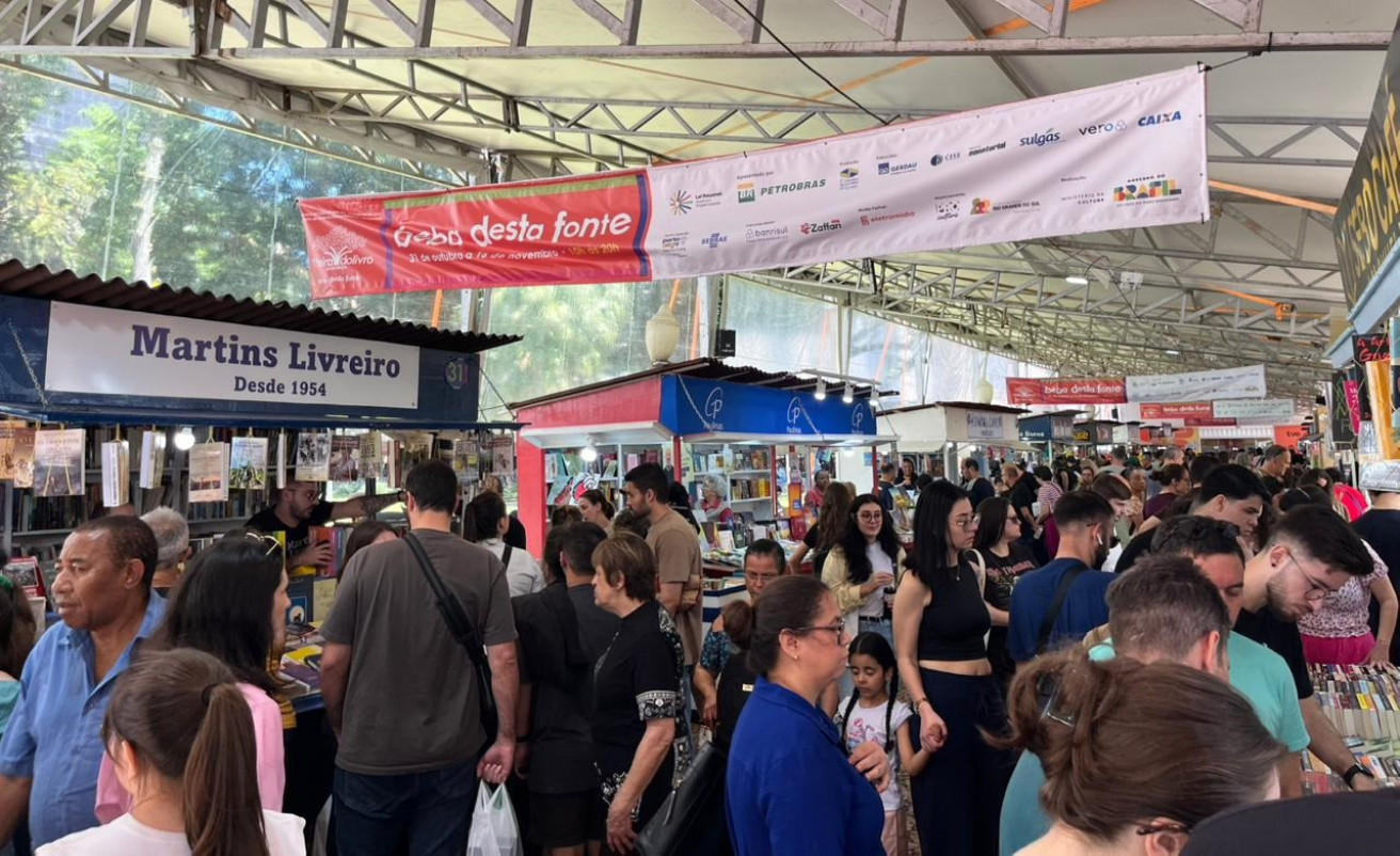 Primeiro sábado da Feira do Livro tem movimento intenso no Centro Histórico