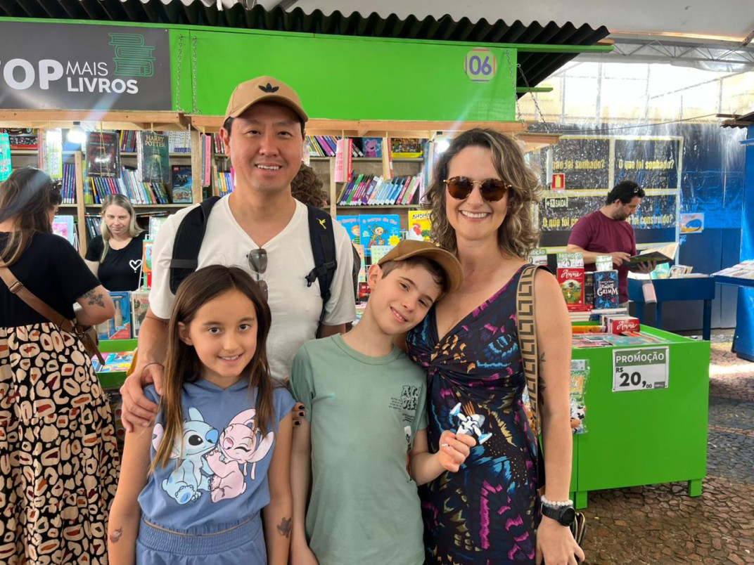 O casal Graziele Valcarenghi e Eduardo Yonekura visitou a seção infantil com os filhos Pietro e Yumi | Giovanna Sommariva/Especial/JC