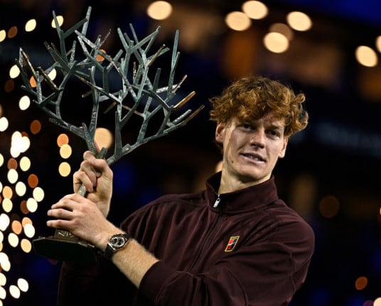 Jannik Sinner conquista título inédito no Masters de Paris e retorna ao topo do ranking