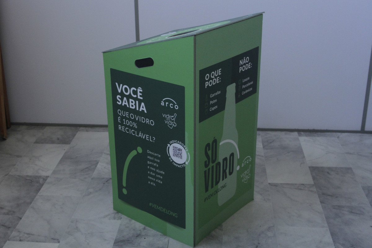 Estabelecimentos recebem display da Arco Resíduos para coletarem garrafas de vidro a partir de parceria com a Verallia | EVANDRO OLIVEIRA/JC