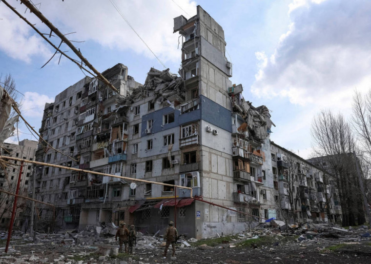 Dos 60 mil habitantes antes da guerra, a cidade retém talvez 1.200 entre ruínas