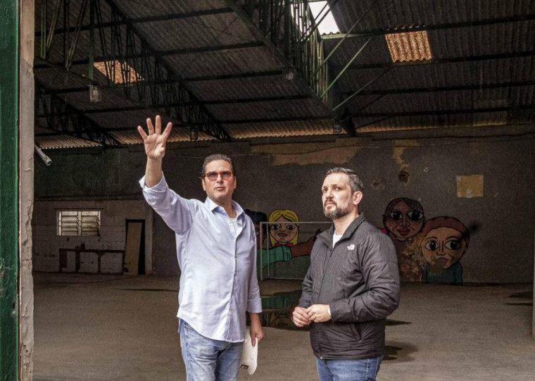 O presidente do Instituto Floresta, Cláudio Goldsztein, e o secretário Leonardo Pascoal visitaram as instalações da escola