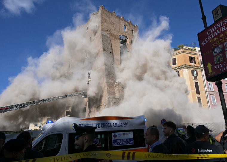 Após operação dos bombeiros outra parte da torre também desabou, levantando uma nuvem de fumaça