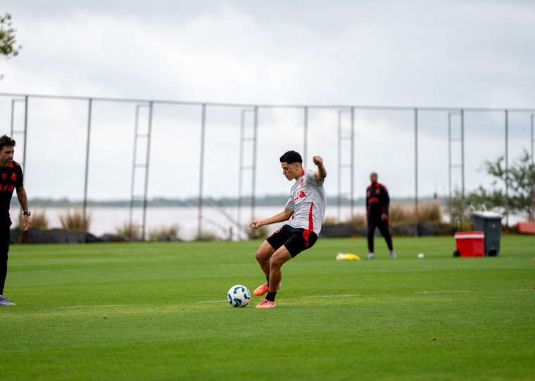 Em campo, Borré e Mercado cumprem suspensão pelo terceiro cartão amarelo