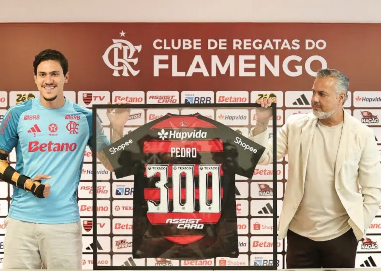 Plano para ter o atacante foi anunciado no mesmo dia em que jogador recebeu homenagem