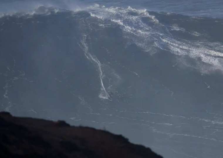 As ondas em Nazaré podem chegar a 26 metros de altura com condições para surfe 