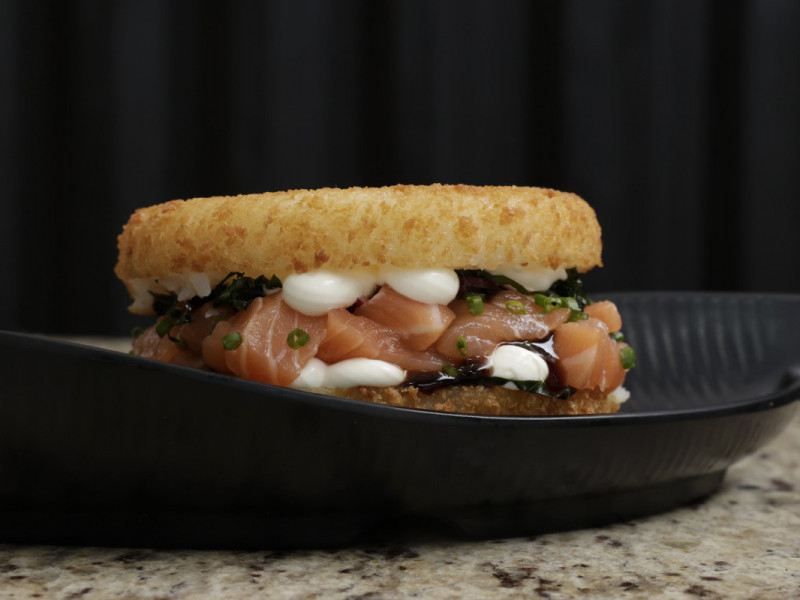 O hamb&uacute;rguer de sushi &eacute; feito com arroz empanado e tem diferentes recheios<br />Foto: T&Acirc;NIA MEINERZ/JC