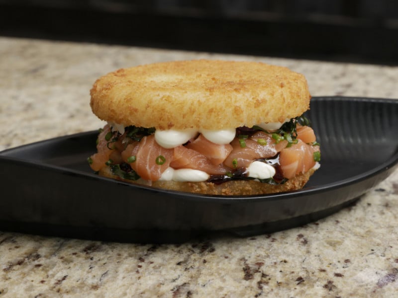 O Sushi Burguer mistura dois mundos culin&aacute;rios diferentes, contando com cinco sabores diversos<br />Foto: T&Acirc;NIA MEINERZ/JC