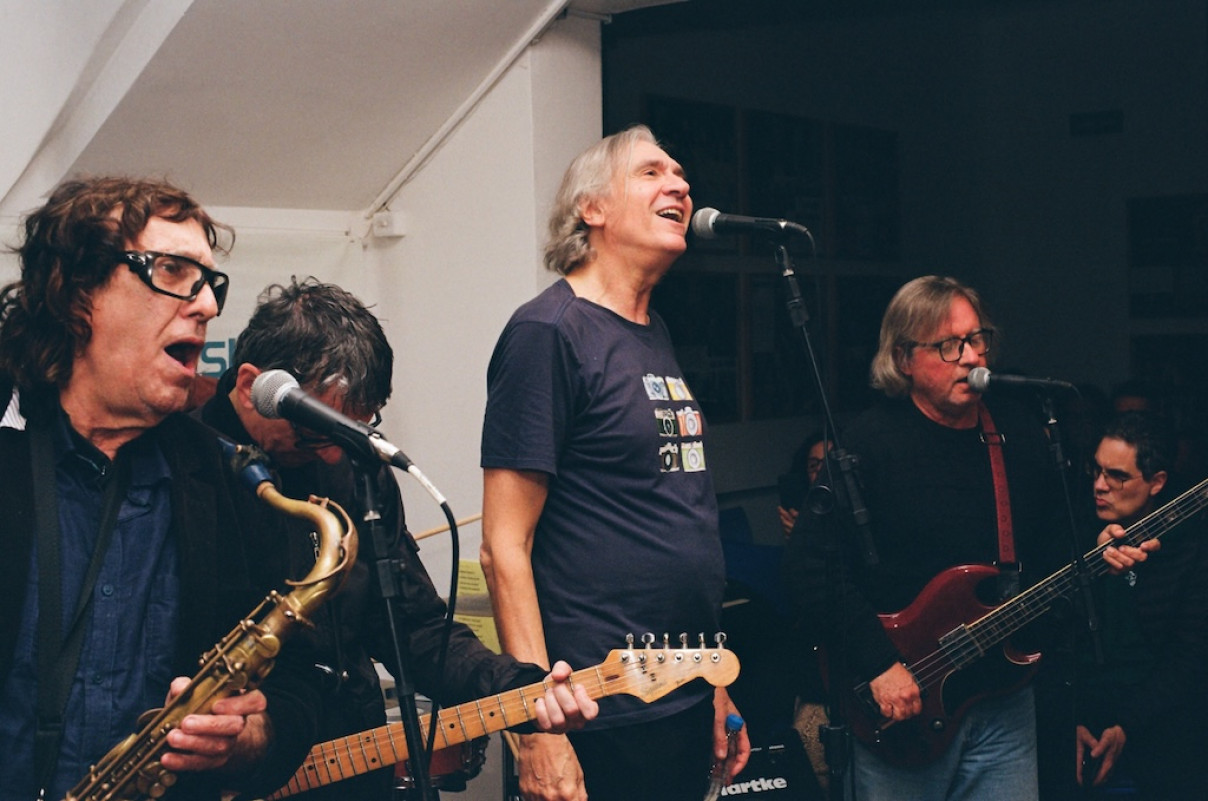 Carlos Gerbase revive o espírito punk-romântico no show Replicante Apaixonado